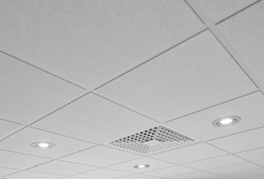 Rasterdecke mit Beleuchtung und Lüftungsgitter